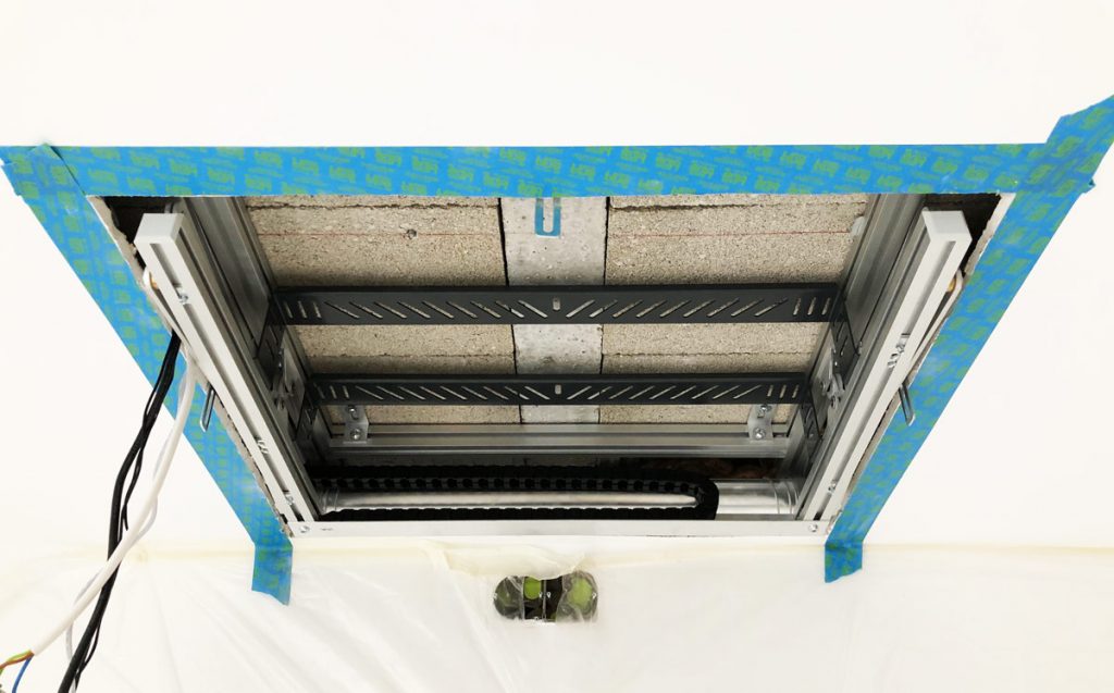 photo du faux-plafond découpé avec support motorisé pour videoprojecteur installé