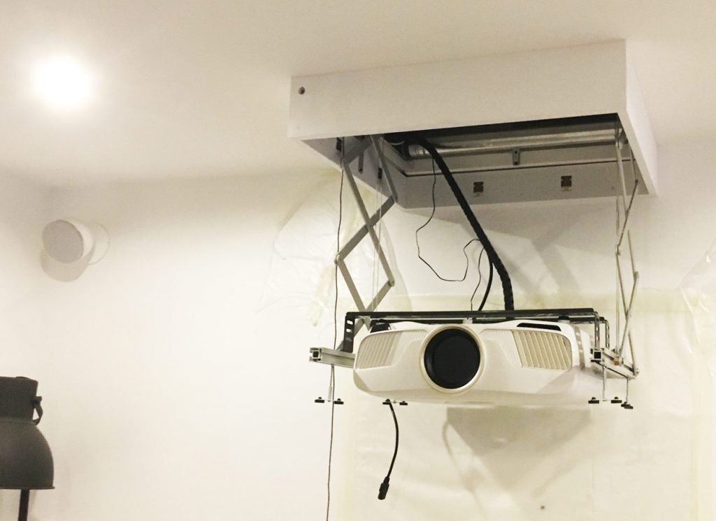 photo d'un projecteur home cinema encastré dans un coffrage dans le faux-plafond