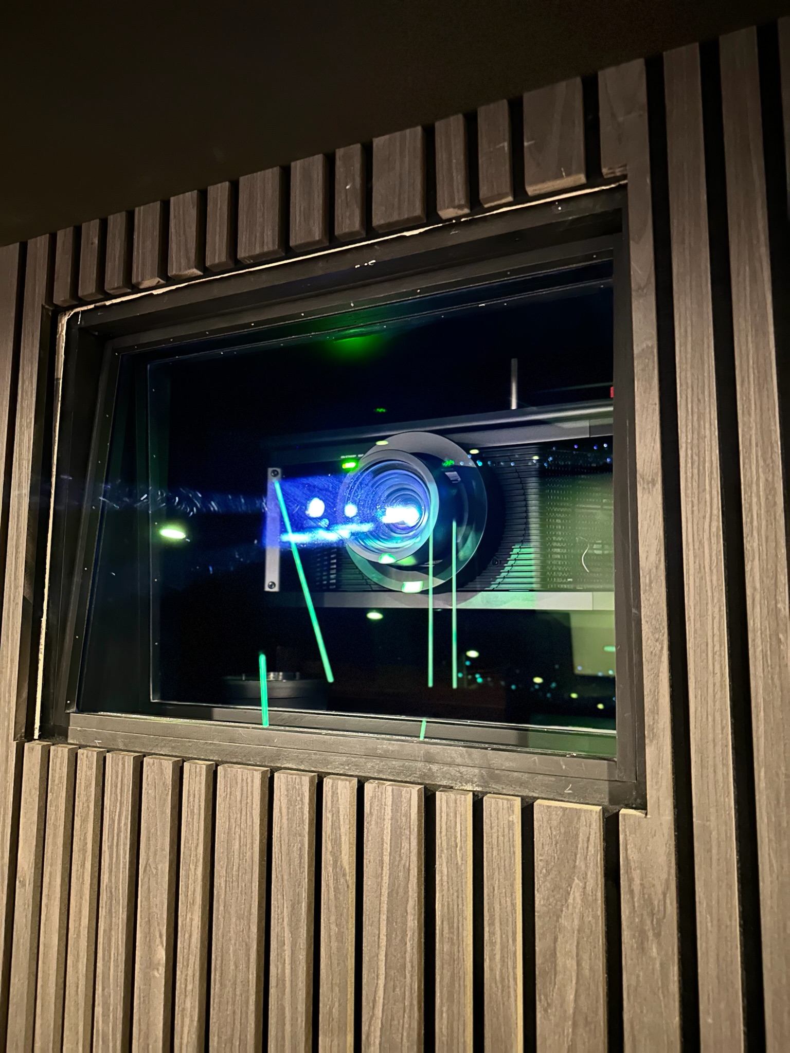 Videoprojecteur Sony GTZ 380 dans une niche dans le mur