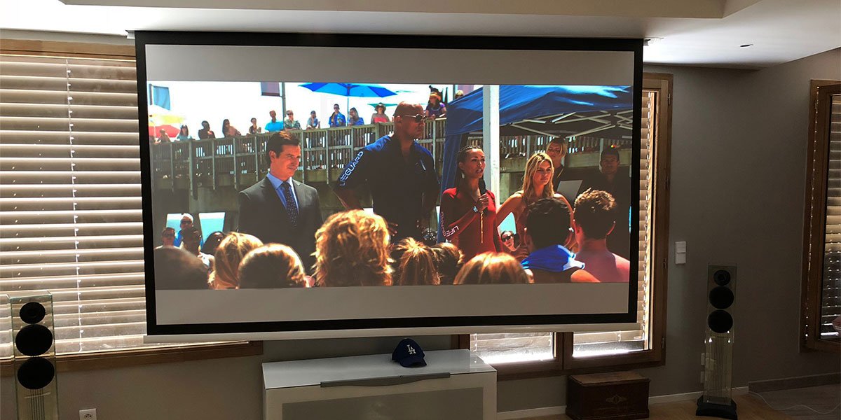 Home cinéma : comment regarder ses séries préférées sans problème de connexion ?