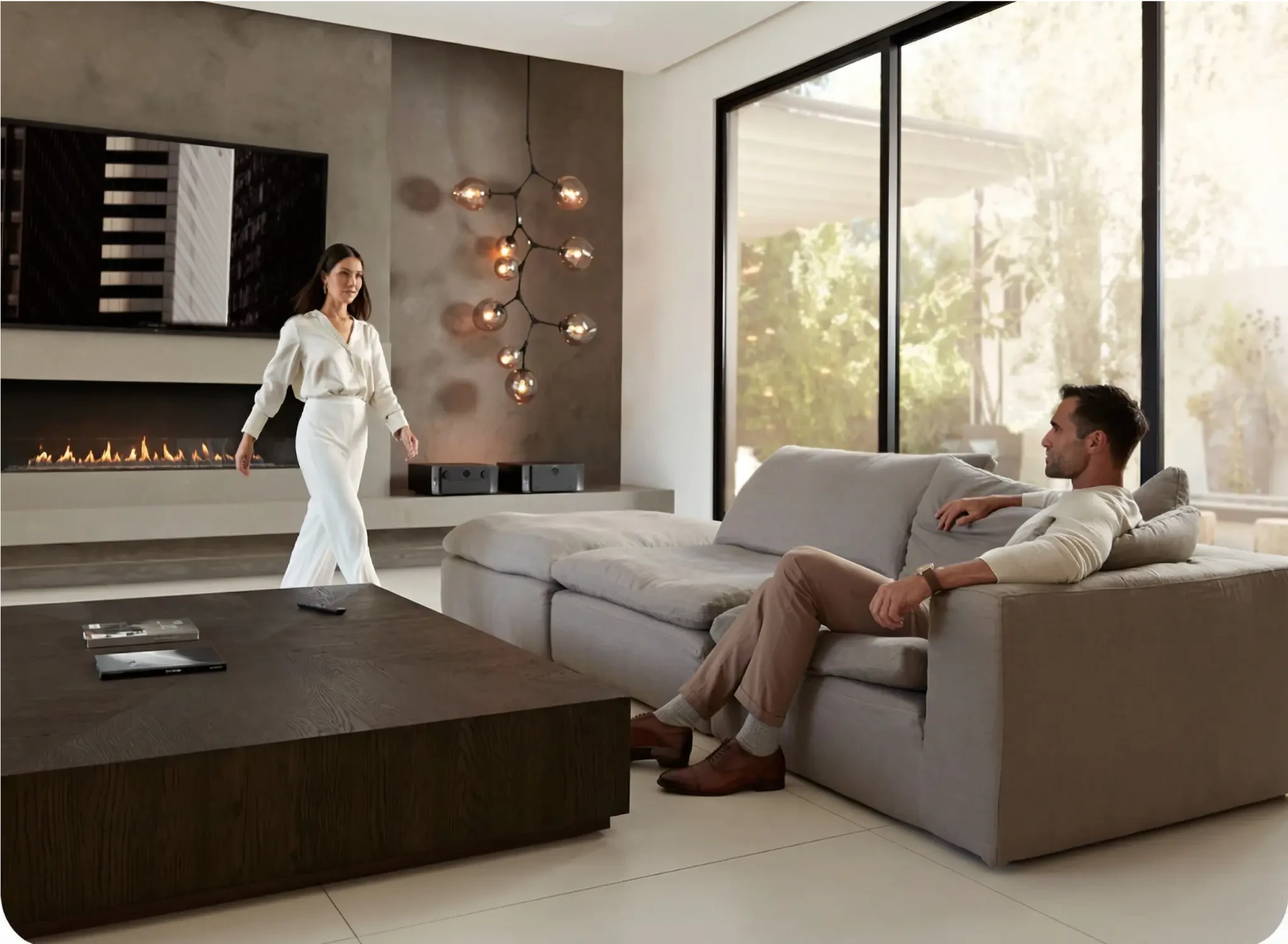 Salon moderne avec système home cinéma automatisé