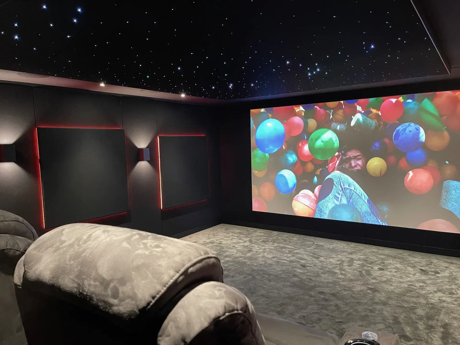 Espace de réception dans une villa connectée AVCP — éclairage et musique multiroom